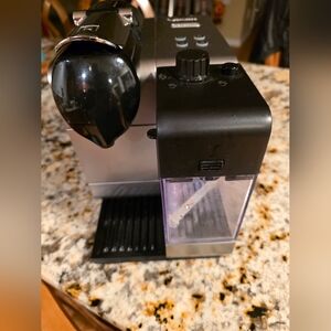 Nespresso DeLonghi Lattissima+ EN520BL Coffee Maker - Black